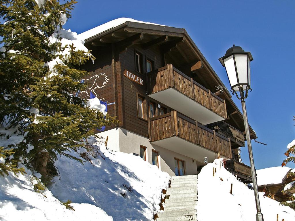 ein Gebäude mit einer Treppe im Schnee in der Unterkunft Studio Wohnung 1 by Interhome in Bettmeralp