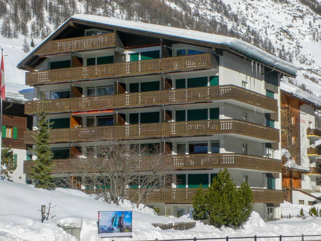een groot gebouw met balkons in de sneeuw bij Apartment Matten - Utoring-19 by Interhome in Zermatt