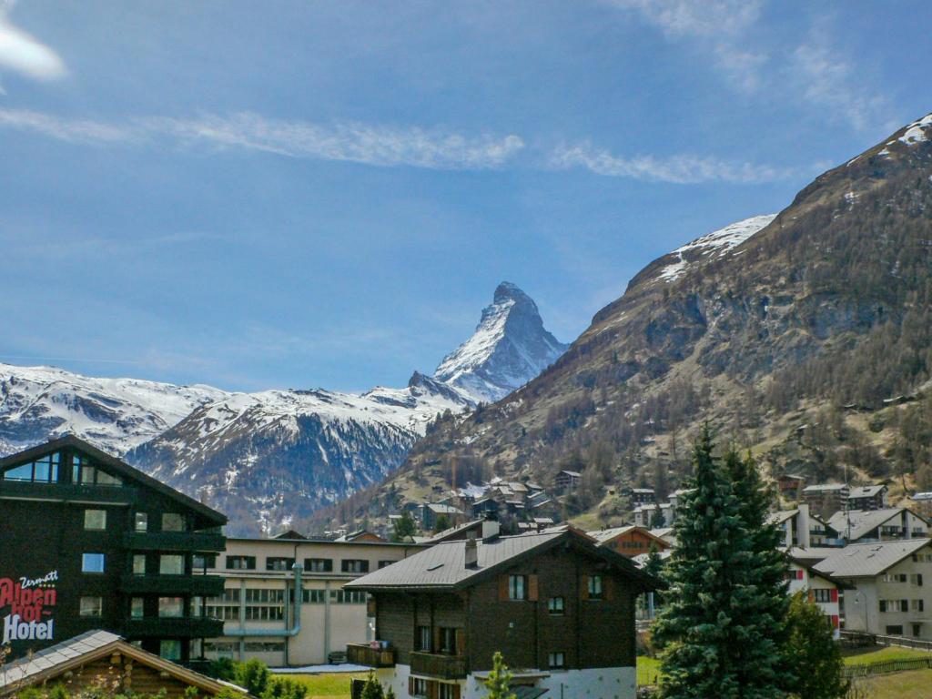 Zdjęcie z galerii obiektu Apartment Matten - Utoring-9 by Interhome w mieście Zermatt