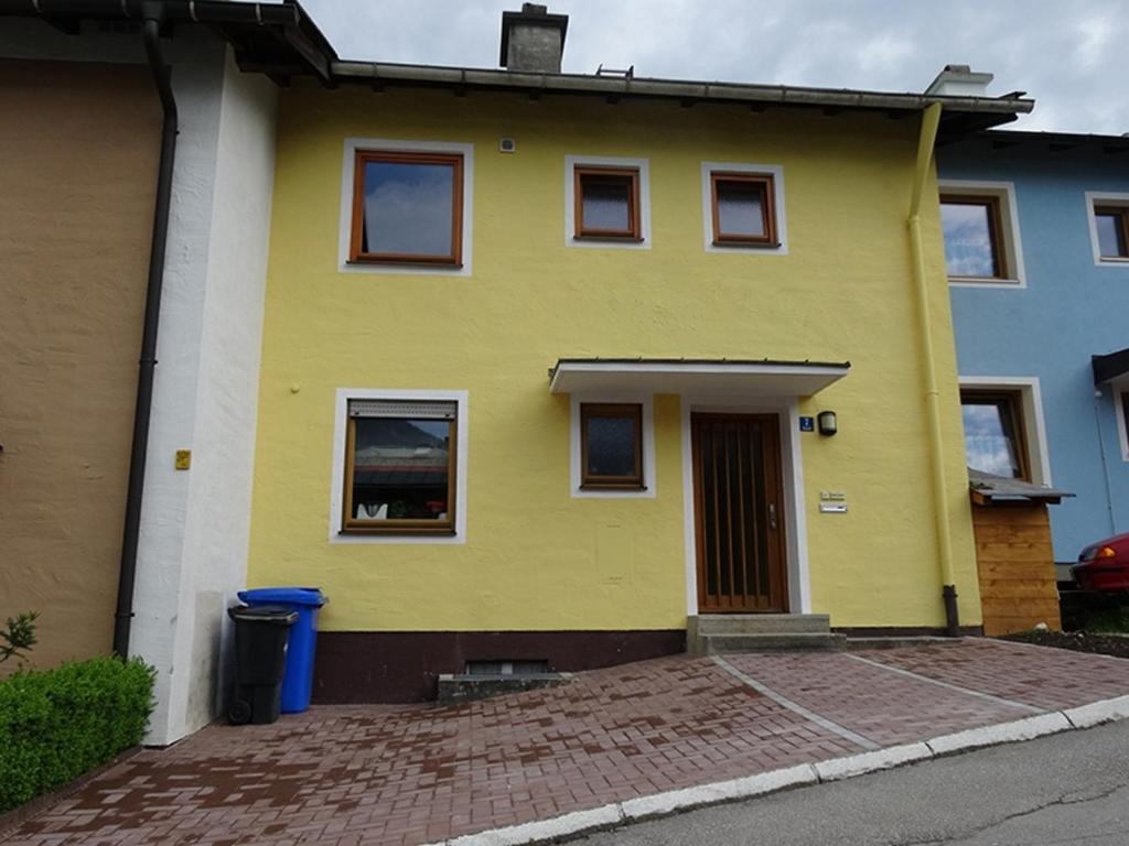 una casa amarilla con puerta delantera en Haus Wendland, en Bischofswiesen