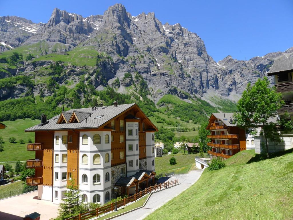 un edificio con una montaña en el fondo en Apartment Edelweiss D by Interhome en Leukerbad