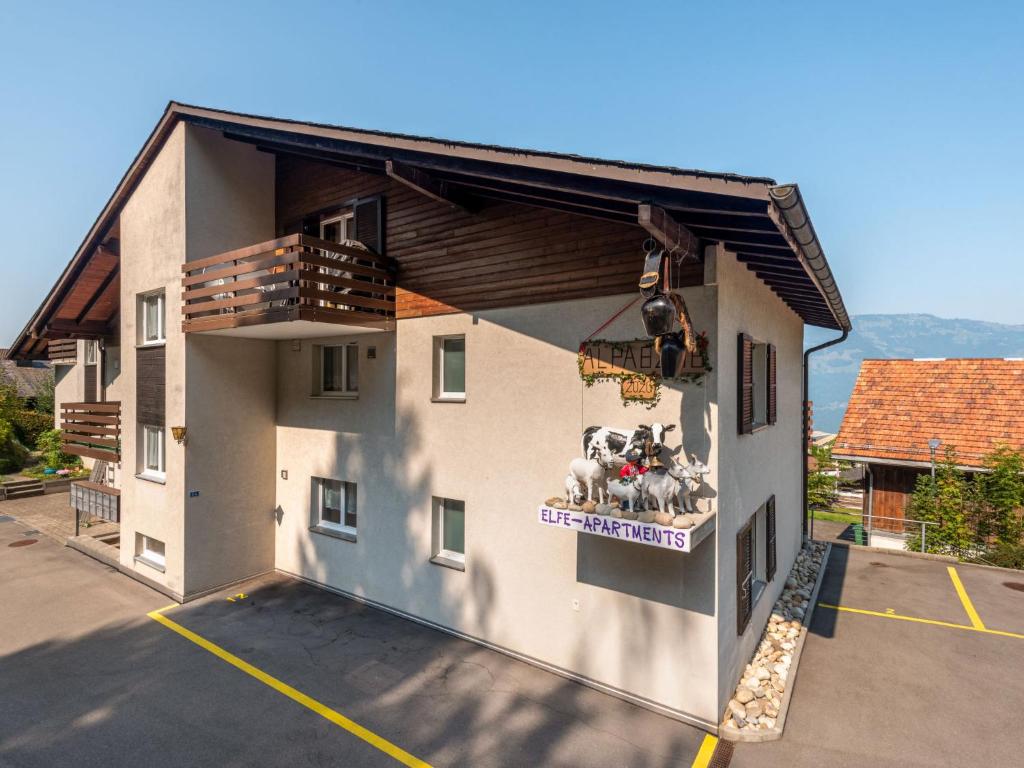 un edificio con un cartel en el costado en Apartment Flodana by Interhome en Emmetten