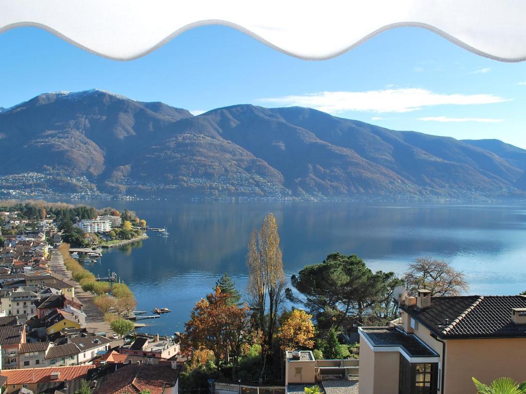 einen Blick auf einen See mit Bergen im Hintergrund in der Unterkunft Apartment Suite Classic-16 by Interhome in Ascona