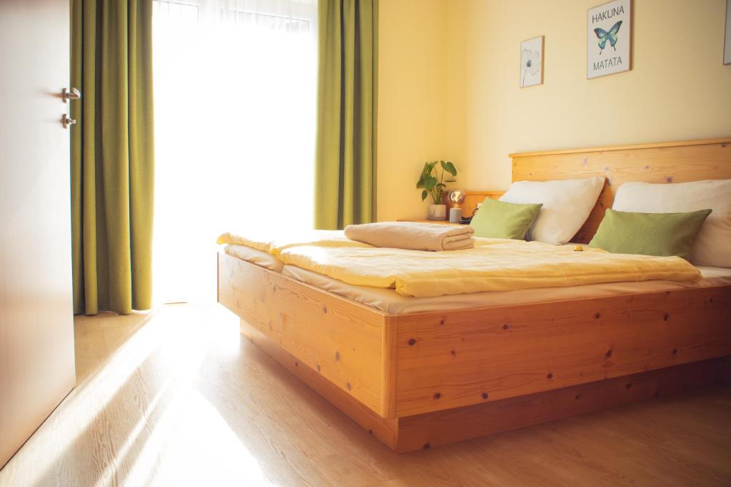 A bed or beds in a room at Frühstückspension Klein und Fein