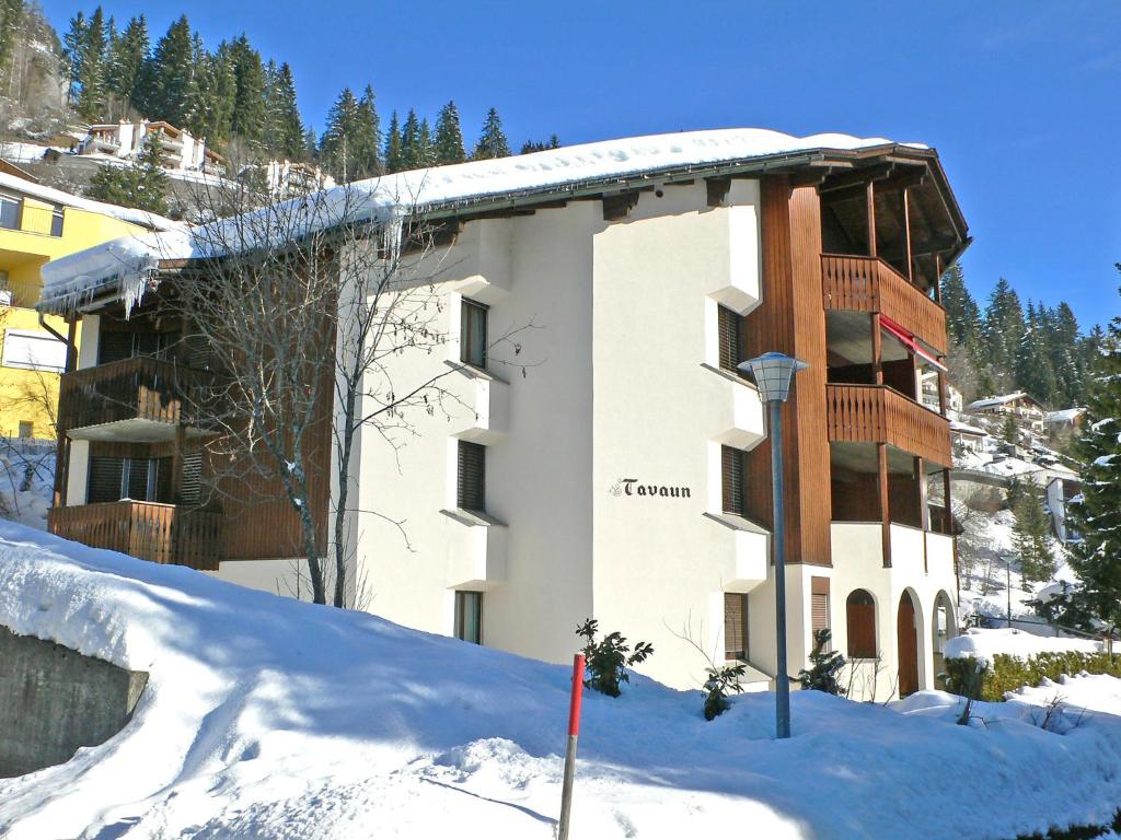 ein großes Gebäude im Schnee mit Schnee in der Unterkunft Apartment Casa Tavaun A11 by Interhome in Flims