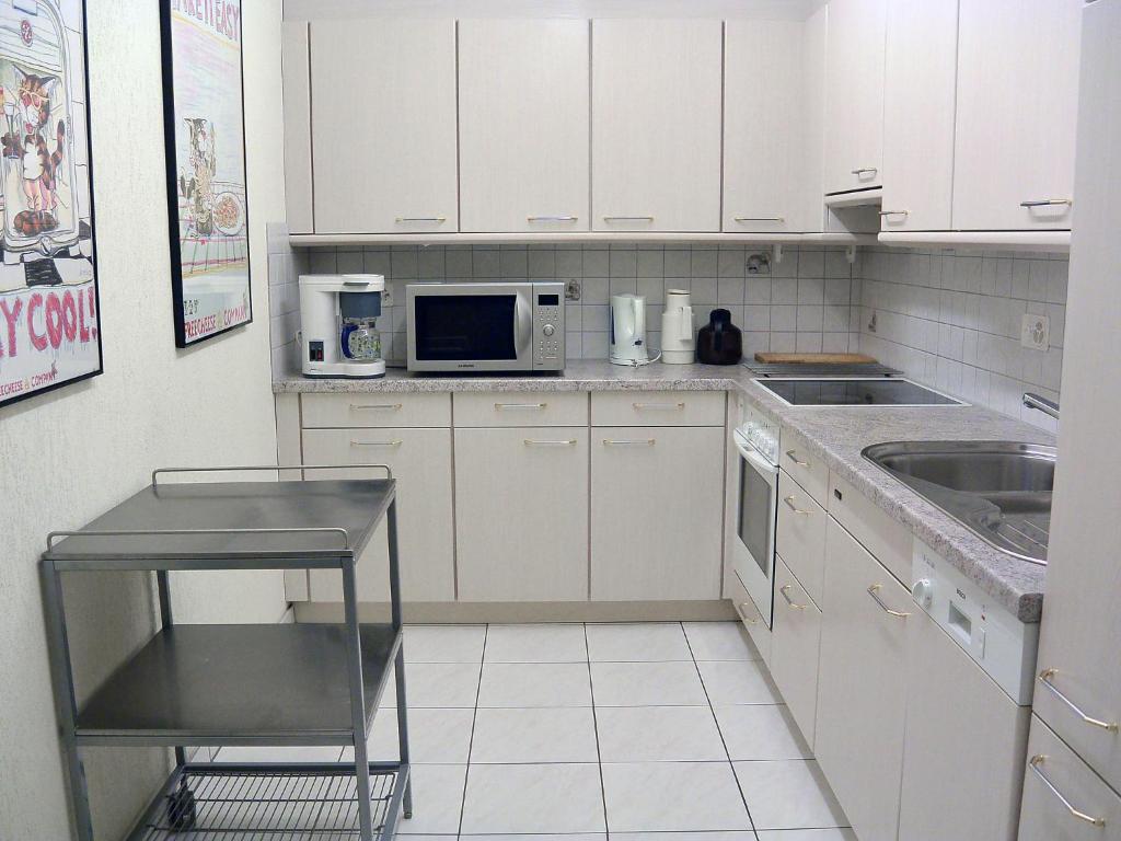 Kuchyň nebo kuchyňský kout v ubytování Apartment Apt B 068 by Interhome
