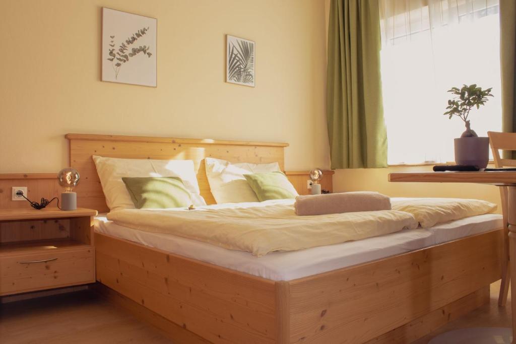 Tempat tidur dalam kamar di Frühstückspension Klein und Fein