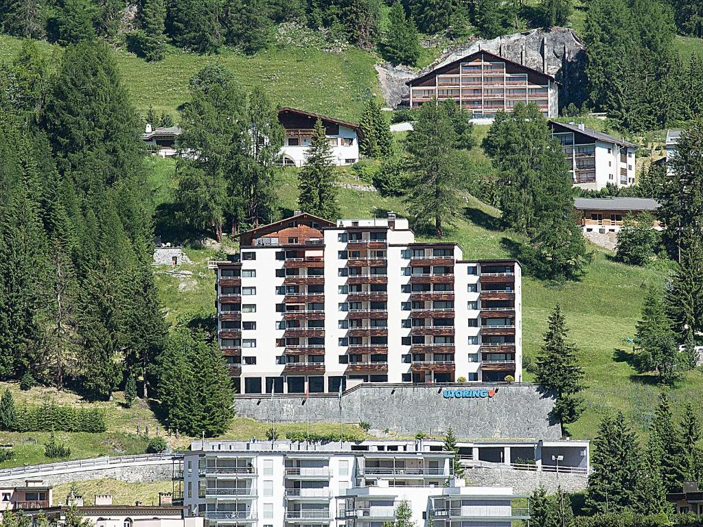 eine Luftansicht eines großen Apartmenthauses auf einem Hügel in der Unterkunft Apartment Guardaval - Utoring-1 by Interhome in Davos