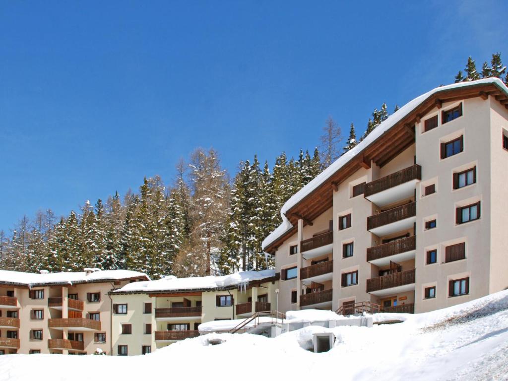 eine Gruppe von Gebäuden im Schnee in der Unterkunft Apartment Residenza Chesa Margun 35-1 by Interhome in Surlej