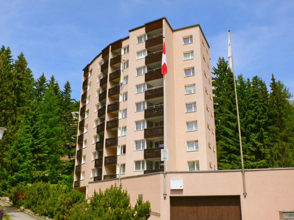 ein Gebäude mit einer Flagge darüber in der Unterkunft Apartment Parkareal - Utoring-6 by Interhome in Davos