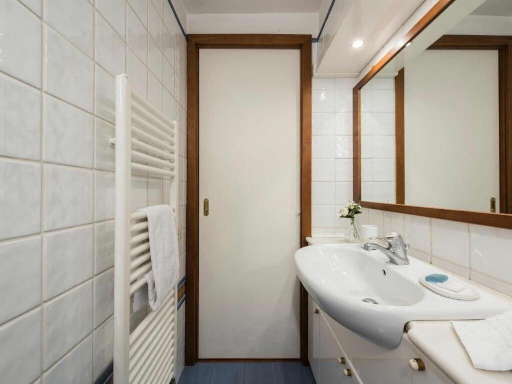 A bathroom at Georgofili by Halldis