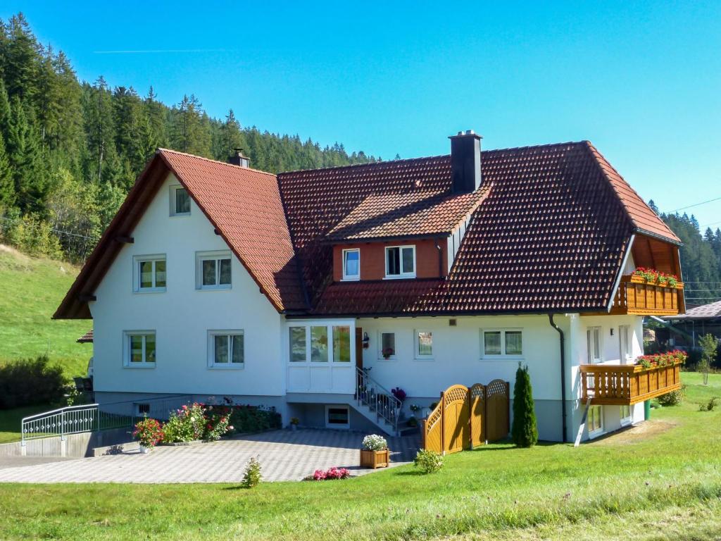 ein großes weißes Haus mit rotem Dach in der Unterkunft Apartment Fischer by Interhome in Eisenbach