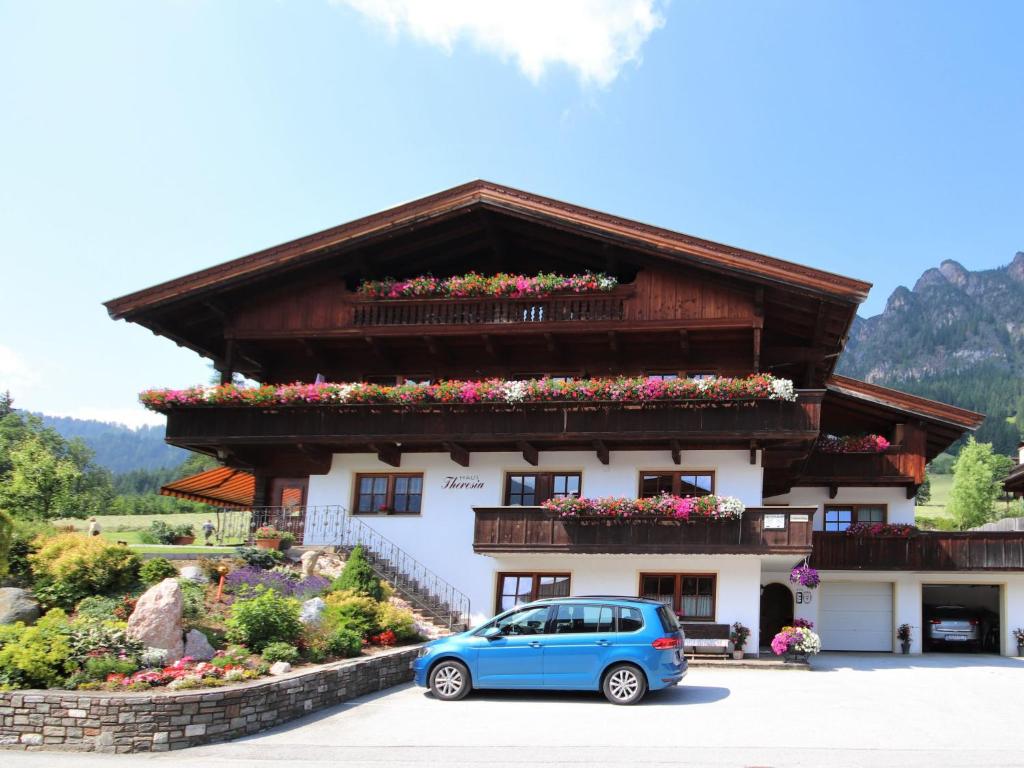 Niebieski samochód zaparkowany przed budynkiem w obiekcie Apartment Elisabeth by Interhome w Alpbach