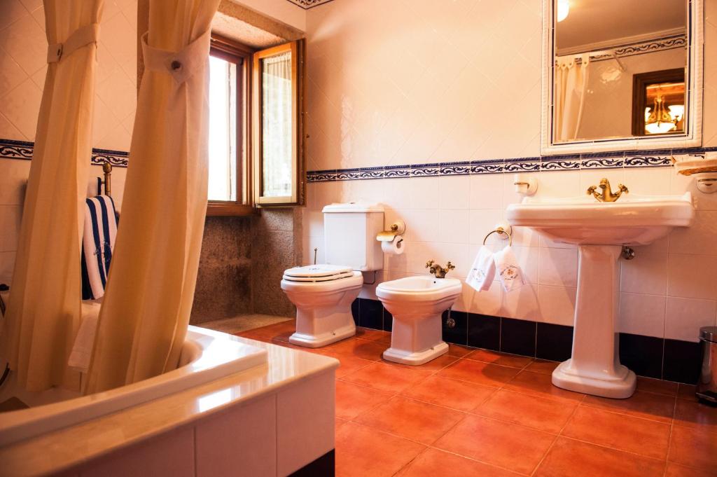 łazienka z umywalką i toaletą w obiekcie Casa da Roisa w mieście Rois