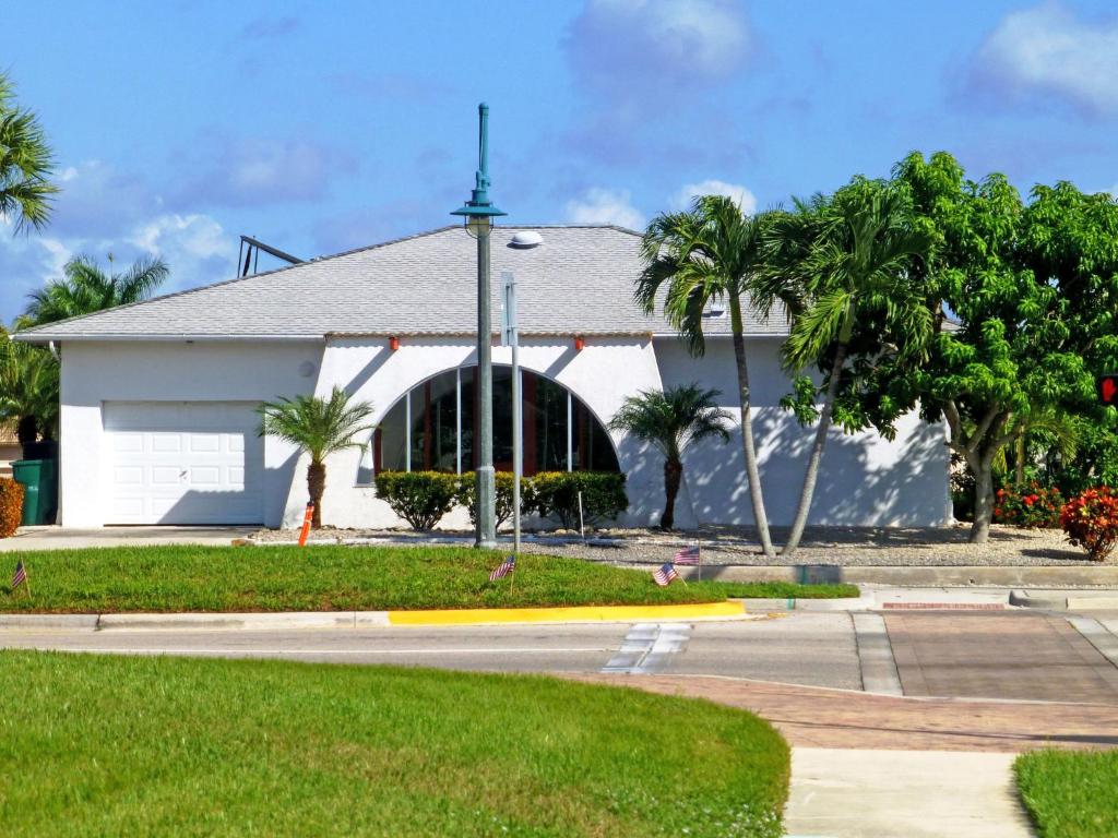 une église avec un bâtiment avec des palmiers devant elle dans l'établissement Villa Marco Island, à Marco Island