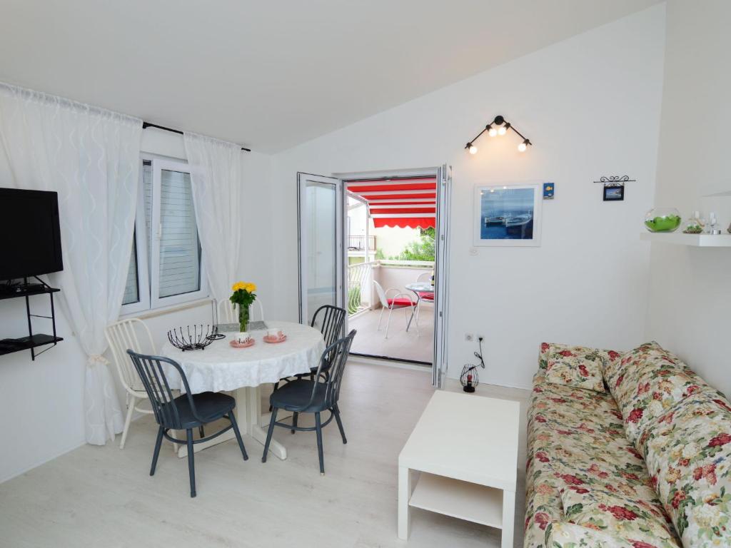 Televízia a/alebo spoločenská miestnosť v ubytovaní Apartment Mirela-2 by Interhome