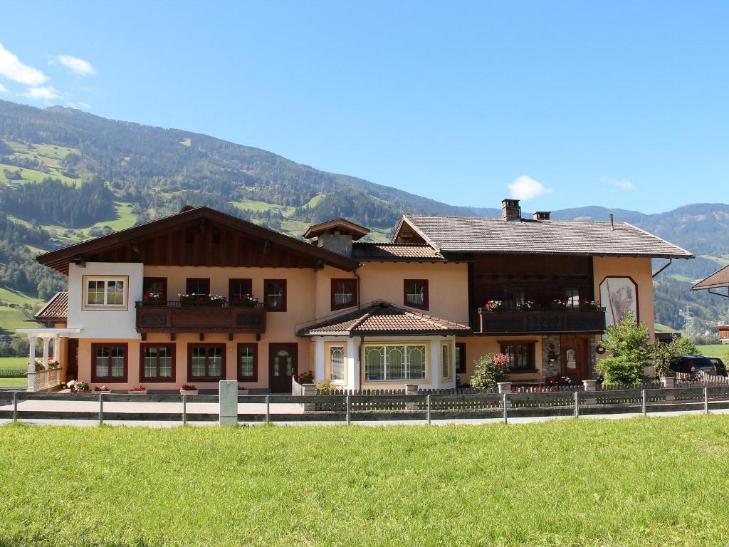 dom na wzgórzu z zielonym polem w obiekcie Apartment Christoph by Interhome w mieście Stumm