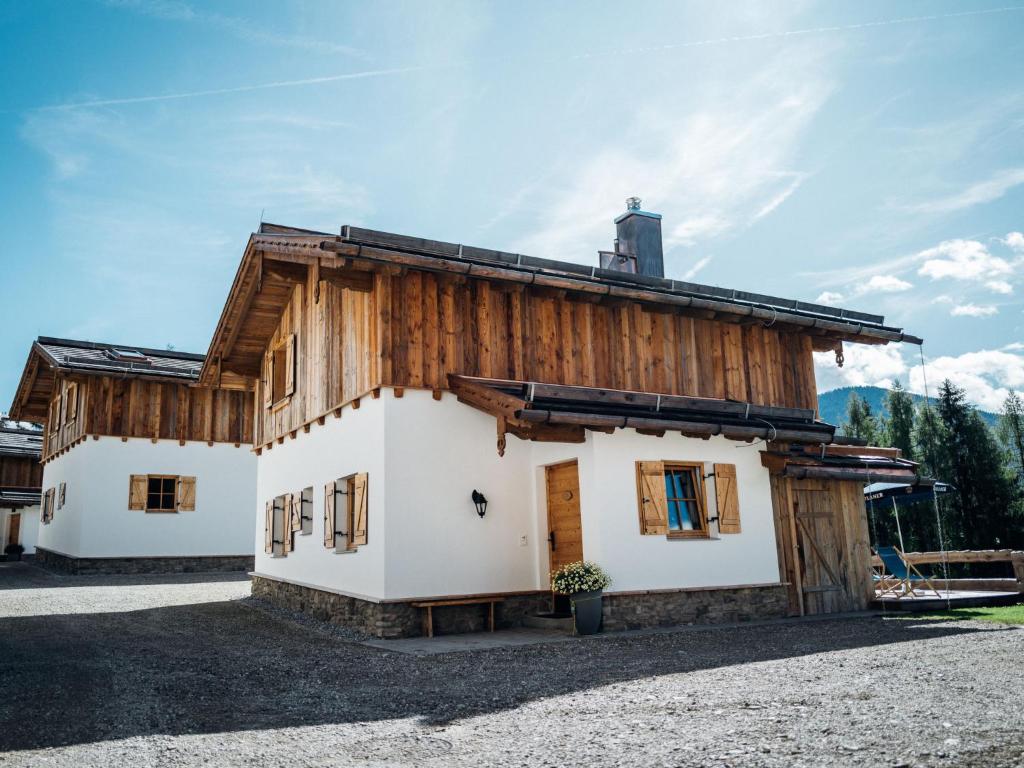 una casa en las montañas con fachada de madera en Holiday Home Waldkauz groß by Interhome en Pfarrwerfen