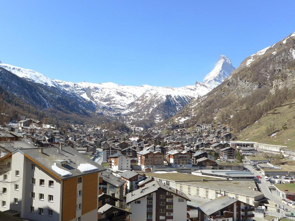 eine Stadt mit schneebedeckten Bergen im Hintergrund in der Unterkunft Apartment Sonnhalde B by Interhome in Zermatt