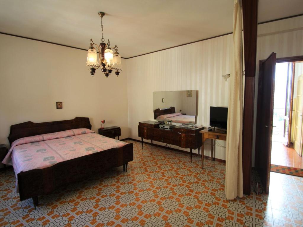 sypialnia z łóżkiem, komodą i lustrem w obiekcie Apartment Formaga-2 by Interhome w mieście Gargnano