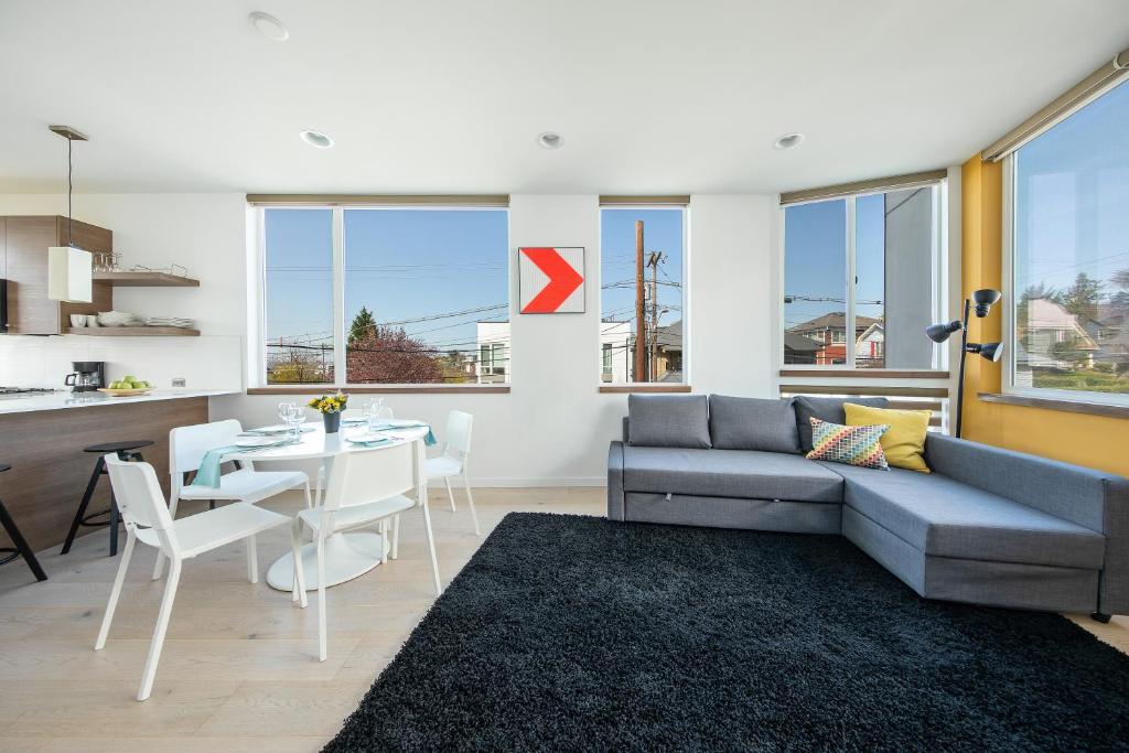 Modern Townhome in Seattle's Central District with Rooftop