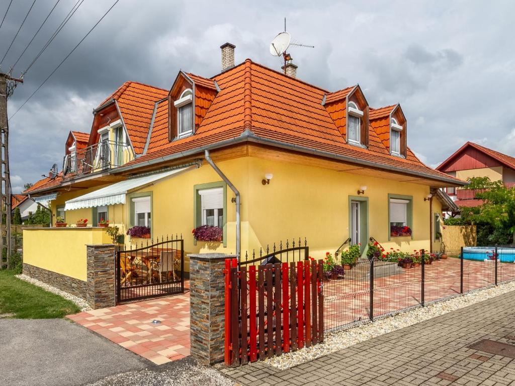 バラトンマーリアフュルドゥーにあるHoliday Home Colore by Interhomeの黄色の屋根