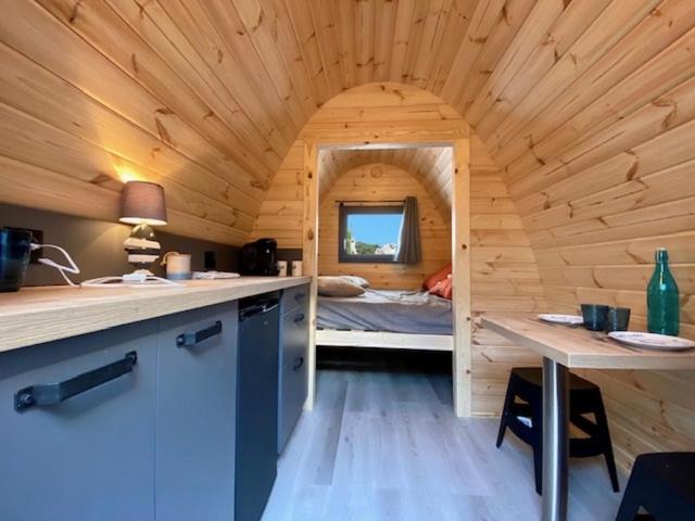 Ce chalet en bois comprend un lit dans une chambre. dans l&#39;établissement Camping Padimadour, à Rocamadour