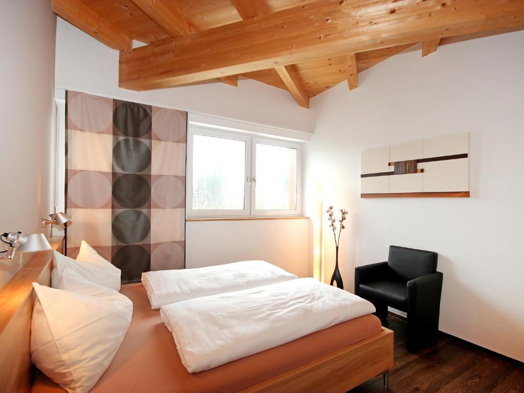 マウラッハにあるApartment Am Bärenkopf by Interhomeのベッドルーム1室(ベッド2台、椅子付)