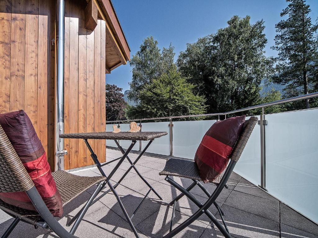2 sillas y una mesa en el balcón en Apartment Am Bärenkopf-4 by Interhome en Maurach