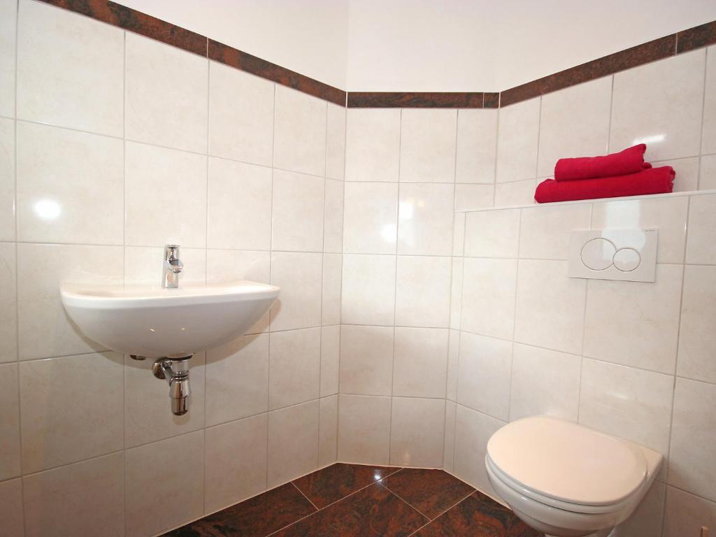 A bathroom at Apartment Hanna by Interhome