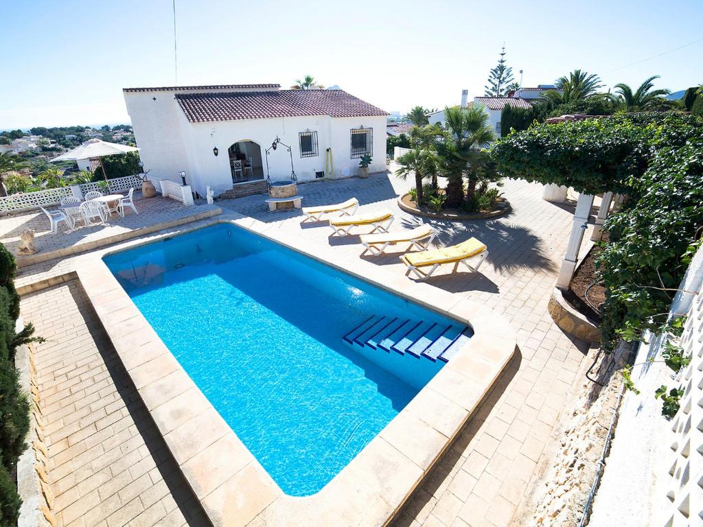 uma piscina em frente a uma casa em Holiday Home La Grippiere by Interhome em Calpe