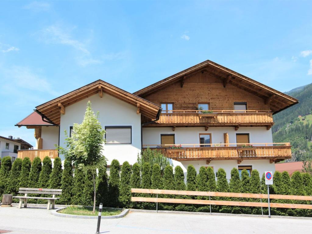 duży dom z drewnianym dachem w obiekcie Apartment Schweiberer-3 by Interhome w mieście Aschau