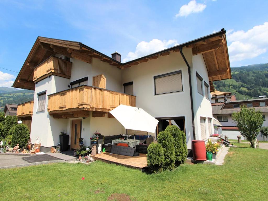 ein großes Haus mit einer Veranda und einem Balkon in der Unterkunft Apartment Schweiberer-2 by Interhome in Aschau