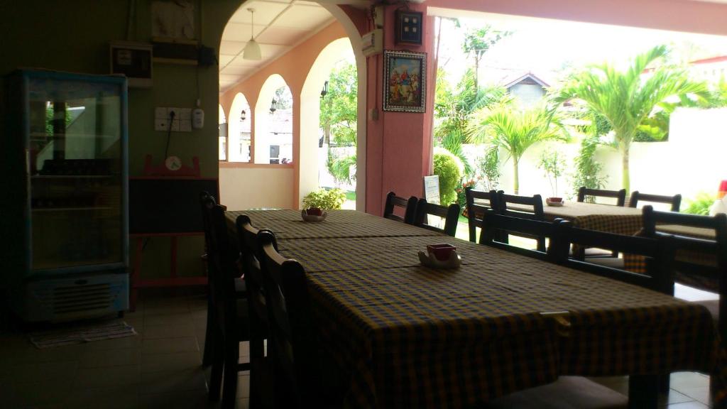 Restaurace v ubytování Ocean View tourist guest house at Negombo beach near the airport