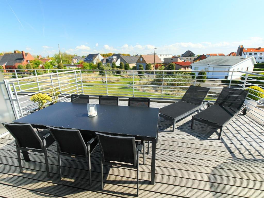 una mesa negra y sillas en una terraza en Apartment Residentie Greens by Interhome, en Mispelburg