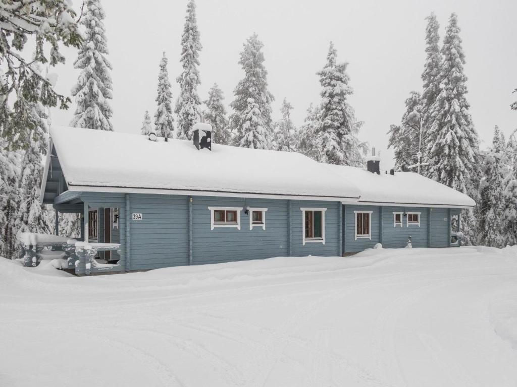 um edifício azul com neve no telhado em Holiday Home Uolevintie 39b by Interhome em Ruka