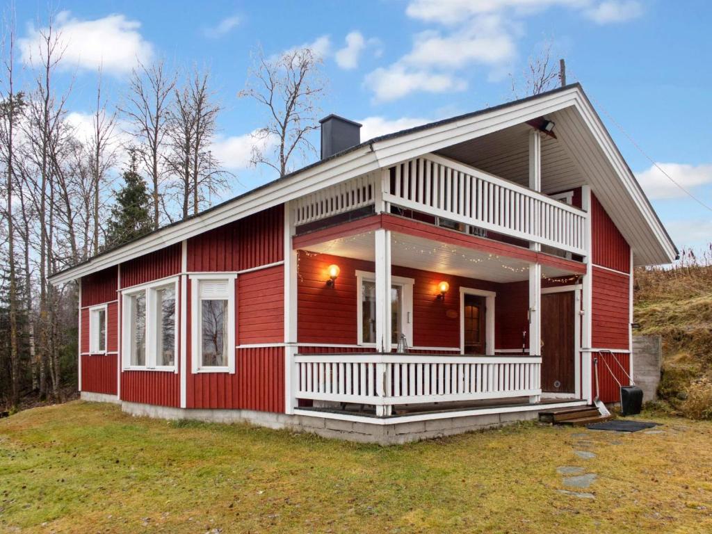 KiviperäにあるHoliday Home Pesäkolo by Interhomeの白い玄関付赤い家