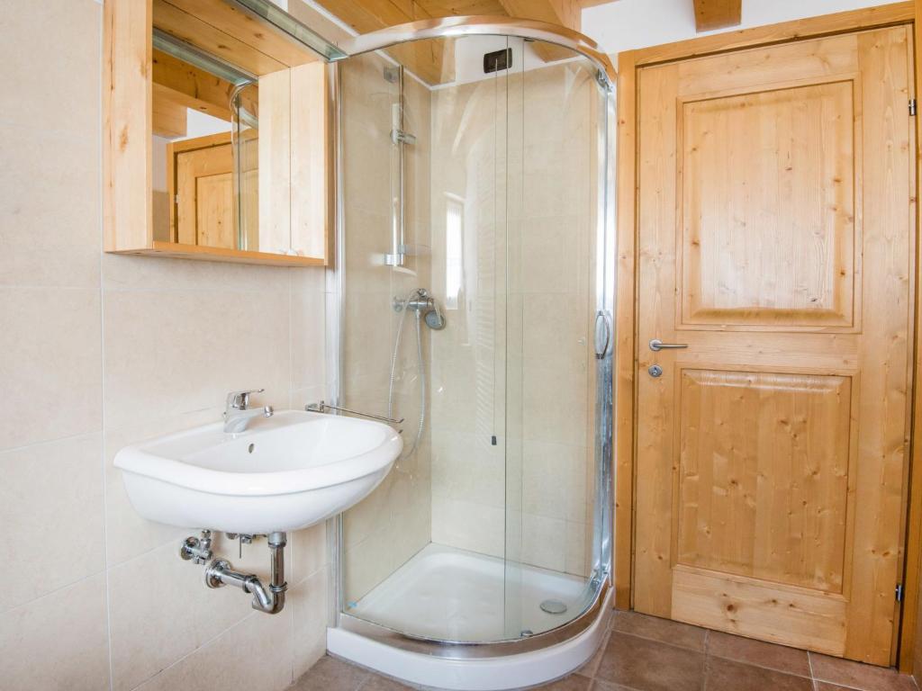 Kúpeľňa v ubytovaní Apartment Albergo Diffuso - Cjasa de Barce-2 by Interhome