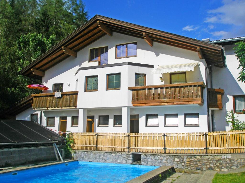 une maison avec un balcon et une piscine dans l'établissement Apartment Camping Rossbach-2 by Interhome, à Nassereith