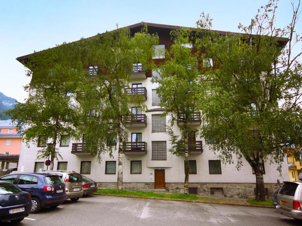 ein weißes Gebäude mit davor geparkt in der Unterkunft Apartment Appartement Kern by Interhome in Bad Hofgastein