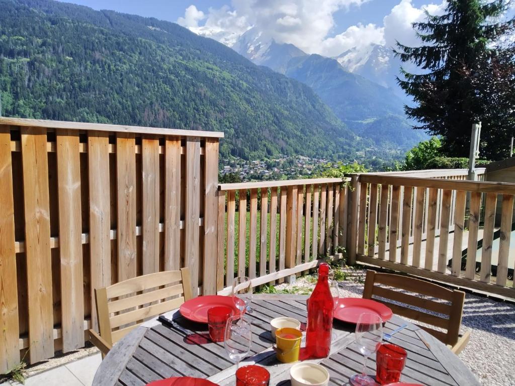 - une table sur une terrasse avec vue sur les montagnes dans l'établissement Apartment Le clos Alpin by Interhome, à Saint-Gervais-les-Bains
