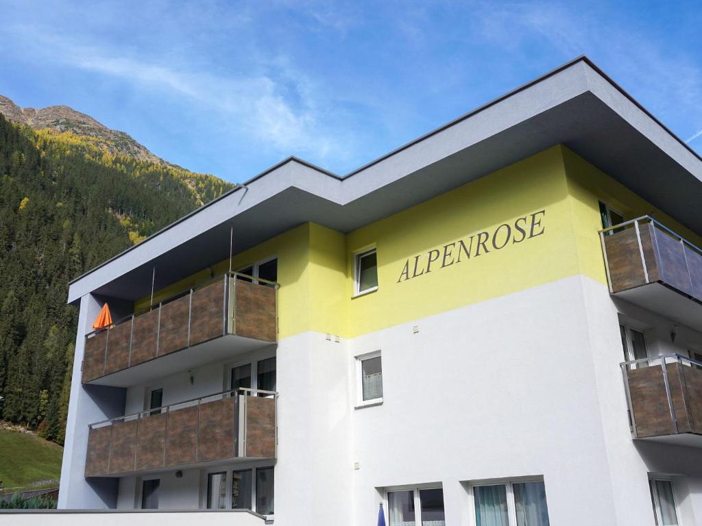 un bâtiment avec le panneau algarque sur celui-ci dans l'établissement Apartment Alpenrose-1 by Interhome, à See