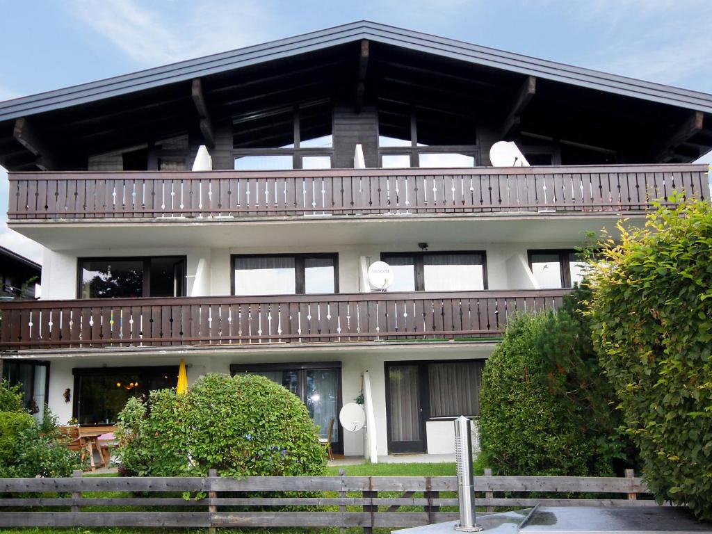ein Gebäude mit einem großen Balkon darüber in der Unterkunft Apartment Haus Point by Interhome in Maishofen
