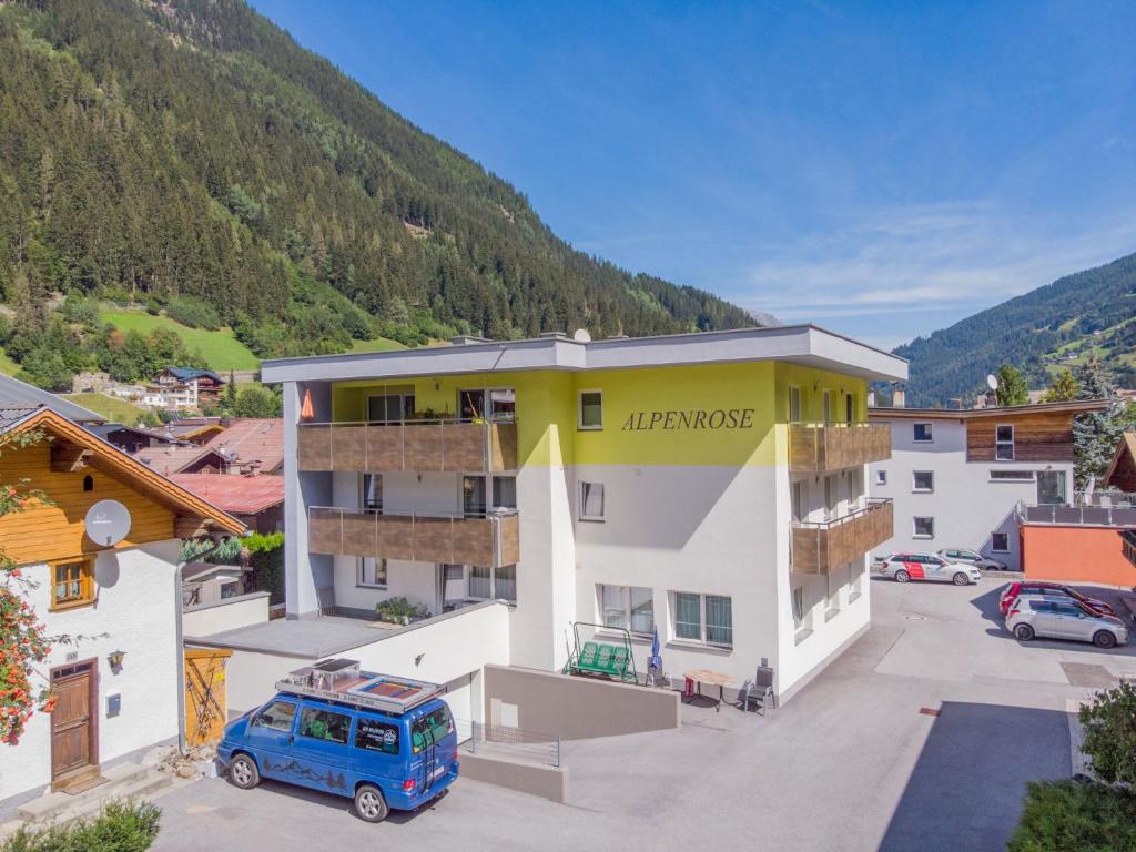 une camionnette garée dans un parking en face d'un bâtiment dans l'établissement Apartment Alpenrose-2 by Interhome, à See