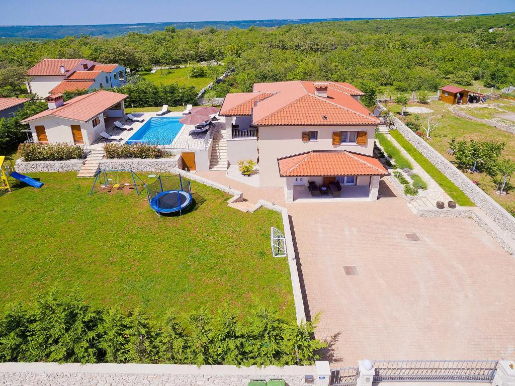 Bazén v ubytování Villa Lucija by Interhome nebo v jeho okolí