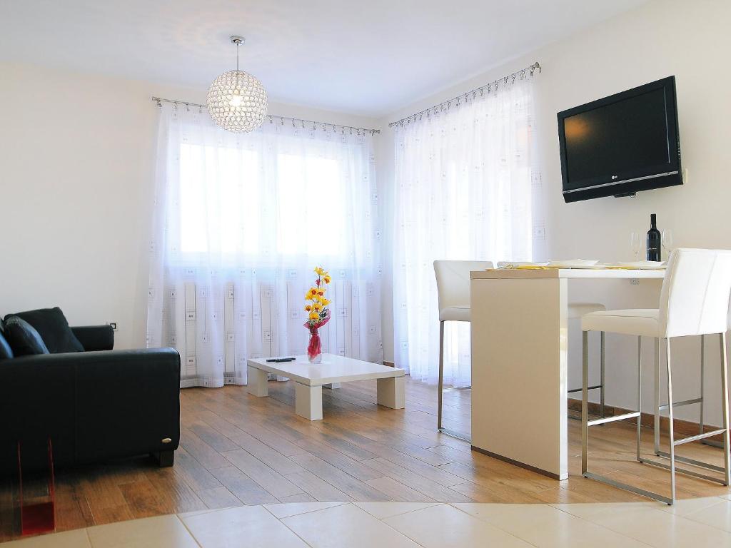 TV a/nebo společenská místnost v ubytování Villa Lucija by Interhome
