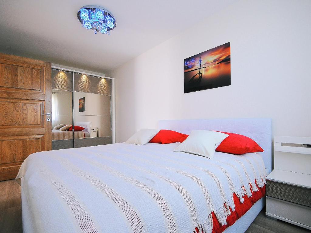 Postel nebo postele na pokoji v ubytování Villa Lucija by Interhome