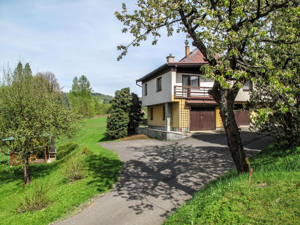 una casa en una colina con entrada en Holiday Home Jesenný by Interhome, en Jesenný