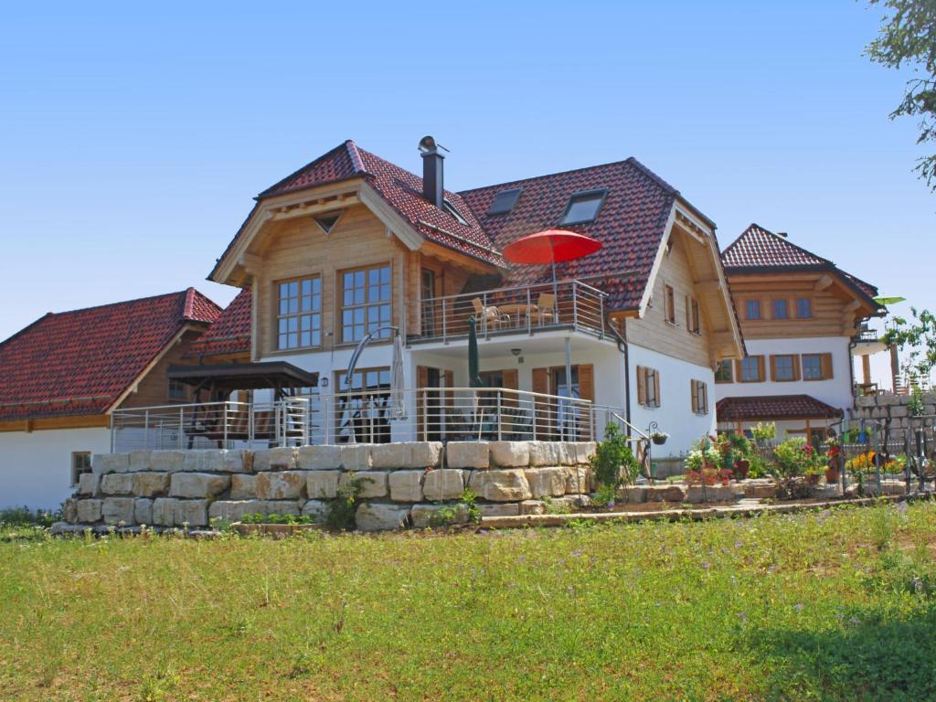 ein großes Holzhaus mit einem roten Frisbee drauf in der Unterkunft Apartment Lärche by Interhome in Schönbronn
