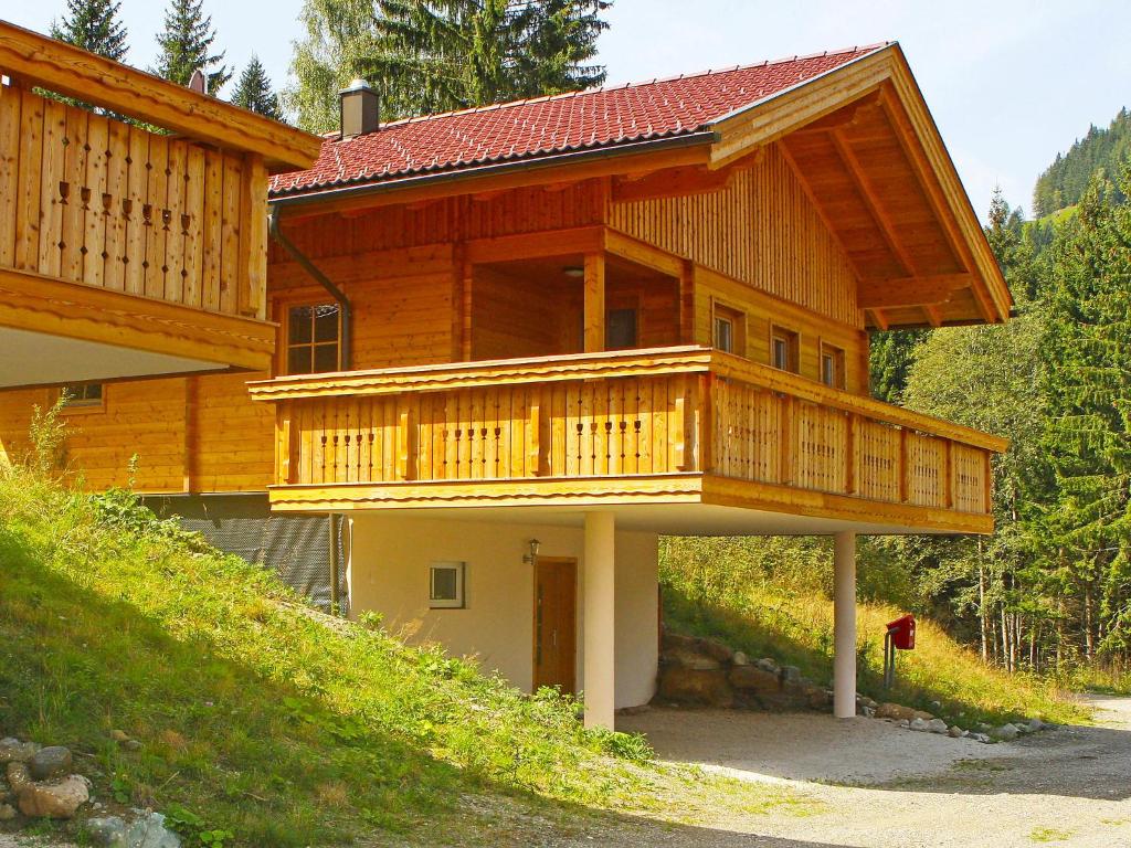 ein großes Holzhaus mit Balkon auf einem Hügel in der Unterkunft Chalet Chalet Venus by Interhome in Patergassen